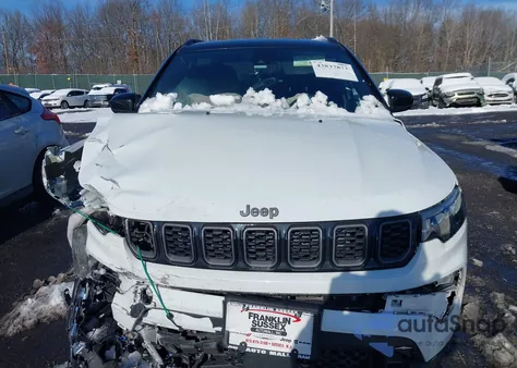 2024 Jeep Compass Latitude 4X4 из США, поврежденный, VIN 3C4NJDBN2RT143325